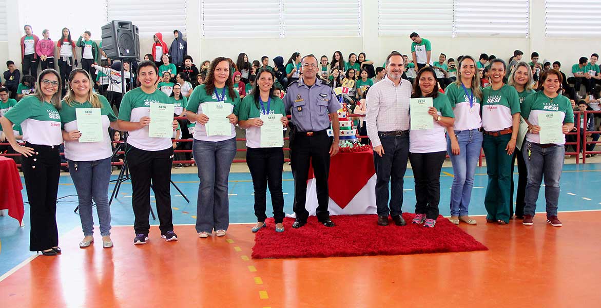 Escola SESI celebra 20 anos homenageando professores e alunos