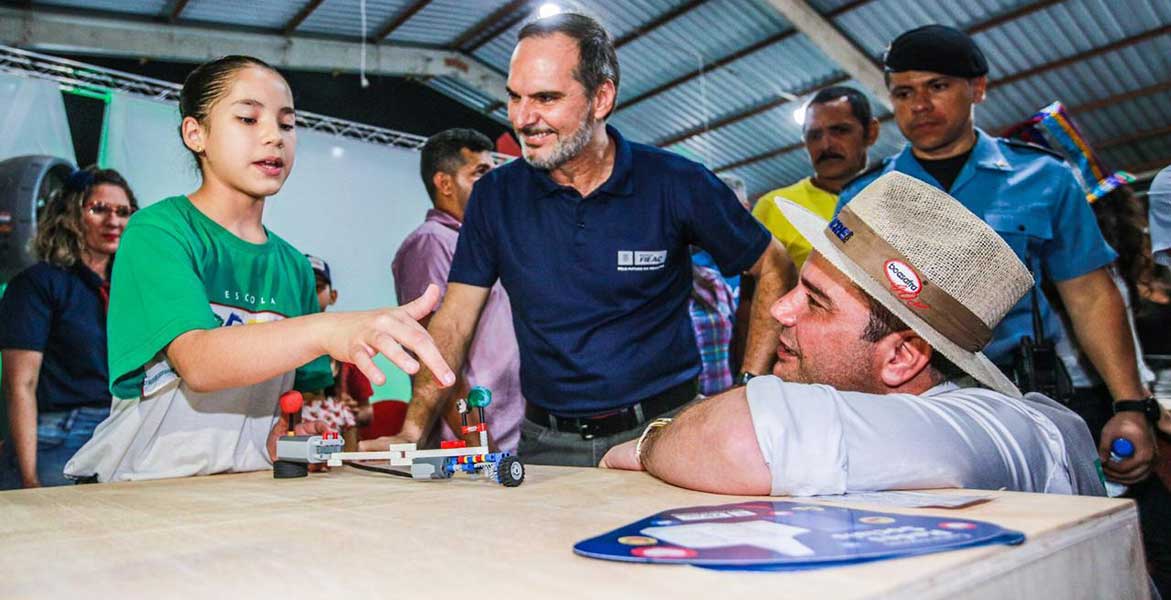 Tecnologia: Alunos da Escola Sesi apresentam inovações ao governador do Acre