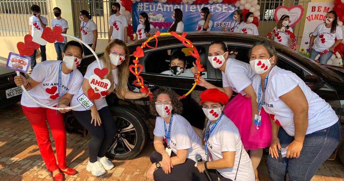 Alunos da Educação Infantil e 1º ao 5º ano da Escola SESI participam do Drive Thru do Amor 