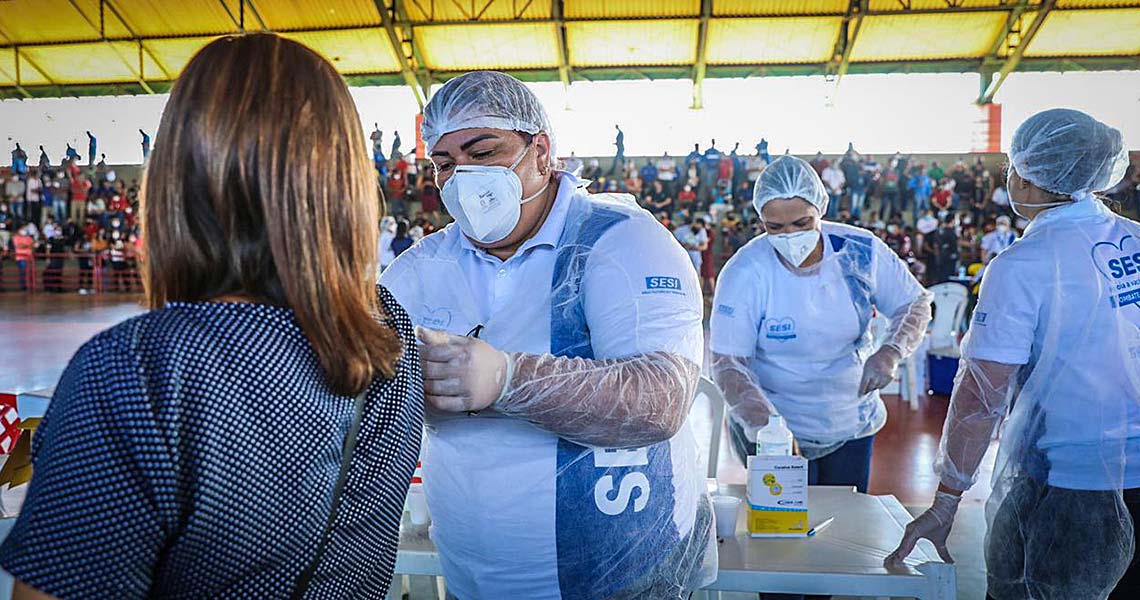 Vacinação prioritária aos trabalhadores da indústria terá segunda dose nesta semana 