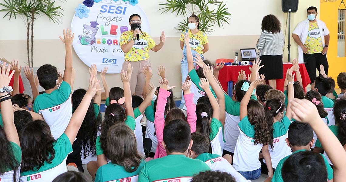 “Sou fã da Escola SESI”, diz mãe de aluna que leu mais de 100 livros